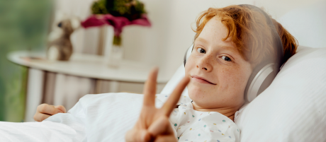 Junge in Krankenhaus-Umgebung lächelt in die Kamera | Sparkasse Hannover