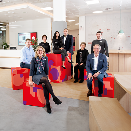 Das Team vom BeratungsCenter Gehrden sitzt auf roten Würfeln | Sparkasse Hannover