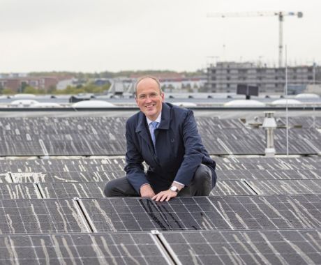 Unser Vorstandsvorsitzender Volker Alt auf dem Dach mit der Solaranlage, die unter anderem die Sparkasse Hannover mit Strom versorgt.| Sparkasse Hannover