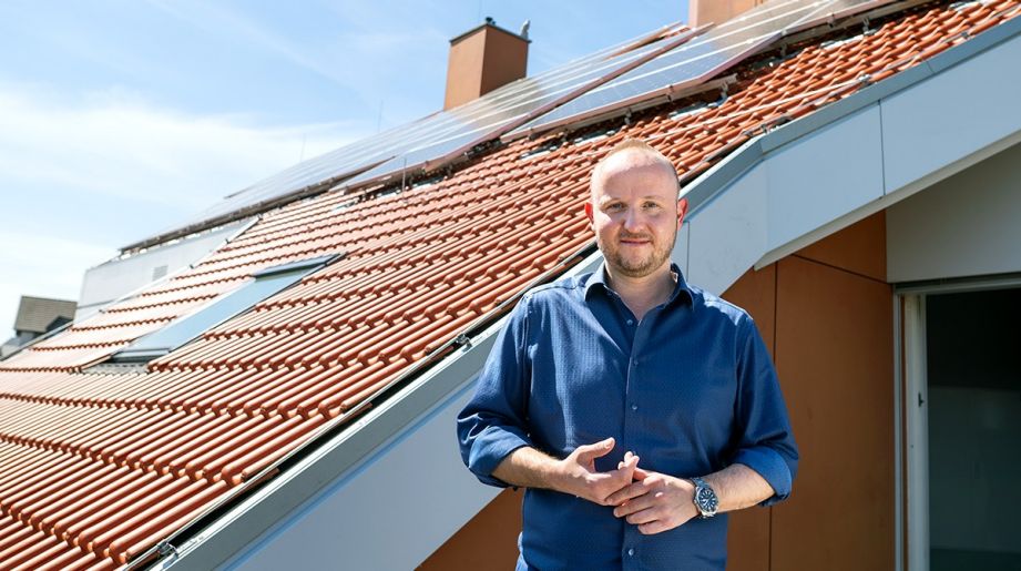 Martin Fritzen, Vertriebsdirektor der Sparkasse Hannover steht auf Balkon vor Dach mit Solarzellen | Sparkasse Hannover