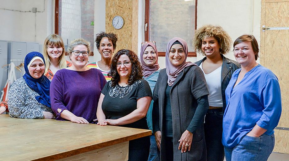 Gruppe Frauen mit und ohne Migrationshintergrund lächelt in die Kamera | Sparkasse Hannover