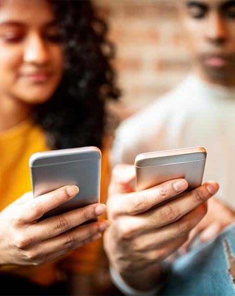 Junge Leute: Zwei junge Leute halten zwei Smartphones in ihrer Hand | Sparkasse Hannover
