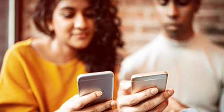 Junge Leute: Zwei junge Leute halten zwei Smartphones in ihrer Hand | Sparkasse Hannover