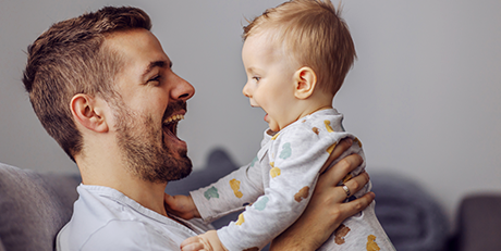 Vater hält lachendes Baby hoch | Sparkasse Hannover