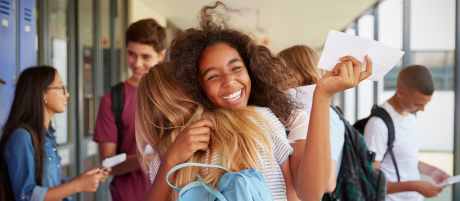 Junge Leute: Mädchen umarmen sich im Schulflur | Sparkasse Hannover