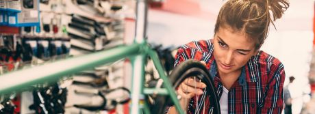 Junge Leute: Azubis - Auszubildende Mechanikerin repariert ein Fahrrad | Sparkasse Hannover