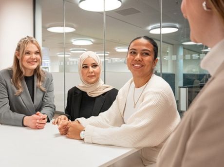 Drei junge Frauen bei einem Meeting | Sparkasse Hannover