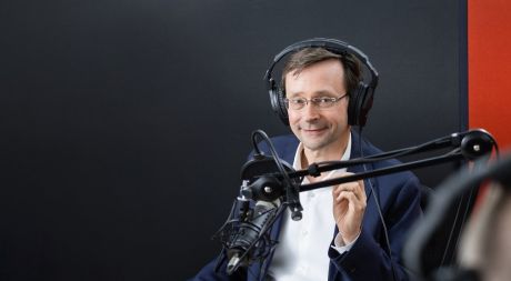 Chefvolkswirt Dr. Ulrichkater hinter einem Mikrofon | Sparkasse Hannover