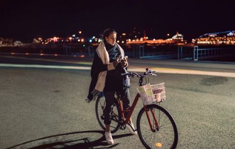 Junge Frau auf dem Fahrrad bei Nacht | Sparkasse Hannover