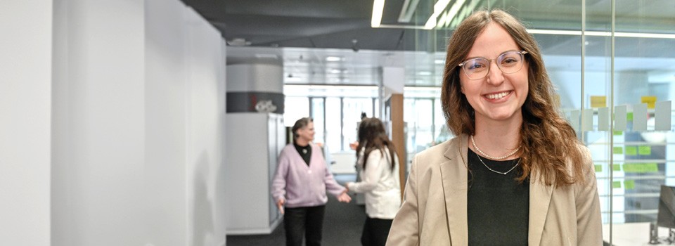 Mitarbeiterin einer Sparkasse Filiale steht lächelnd in der Tür | Sparkasse Hannover